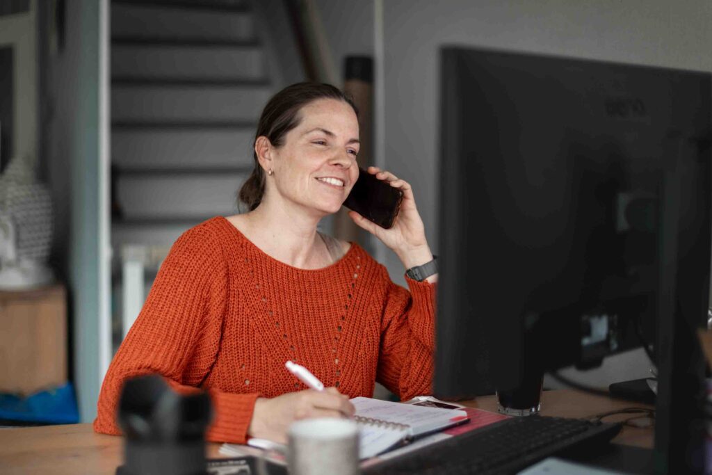 Anita van Sajet Fotografie aan de telefoon, klaar om te sparren over een hondenfotoshoot op locatie in de regio Rotterdam