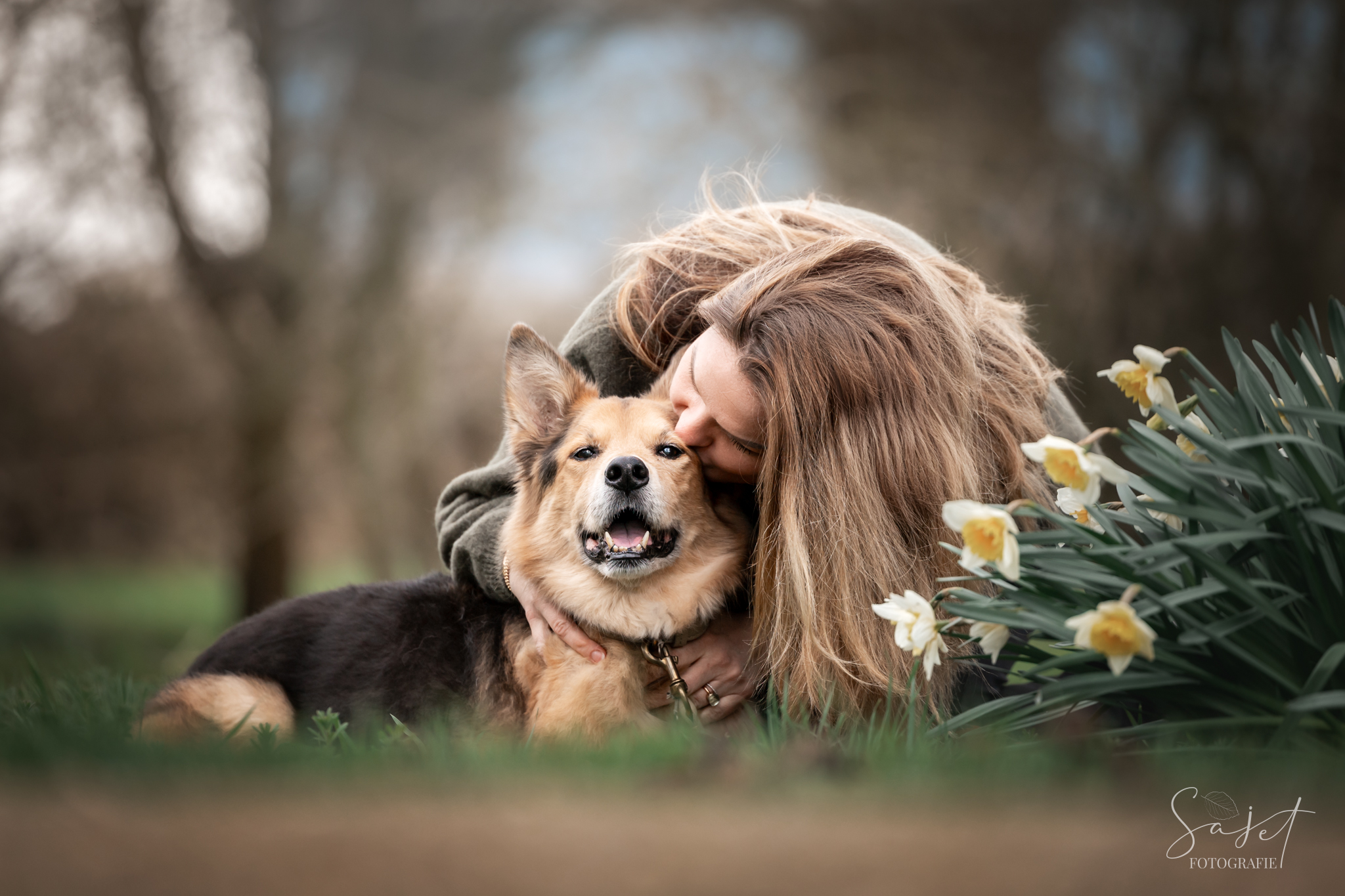 hondenfotograaf Rotterdam fotografeert band baas en reactieve hond in het gras
